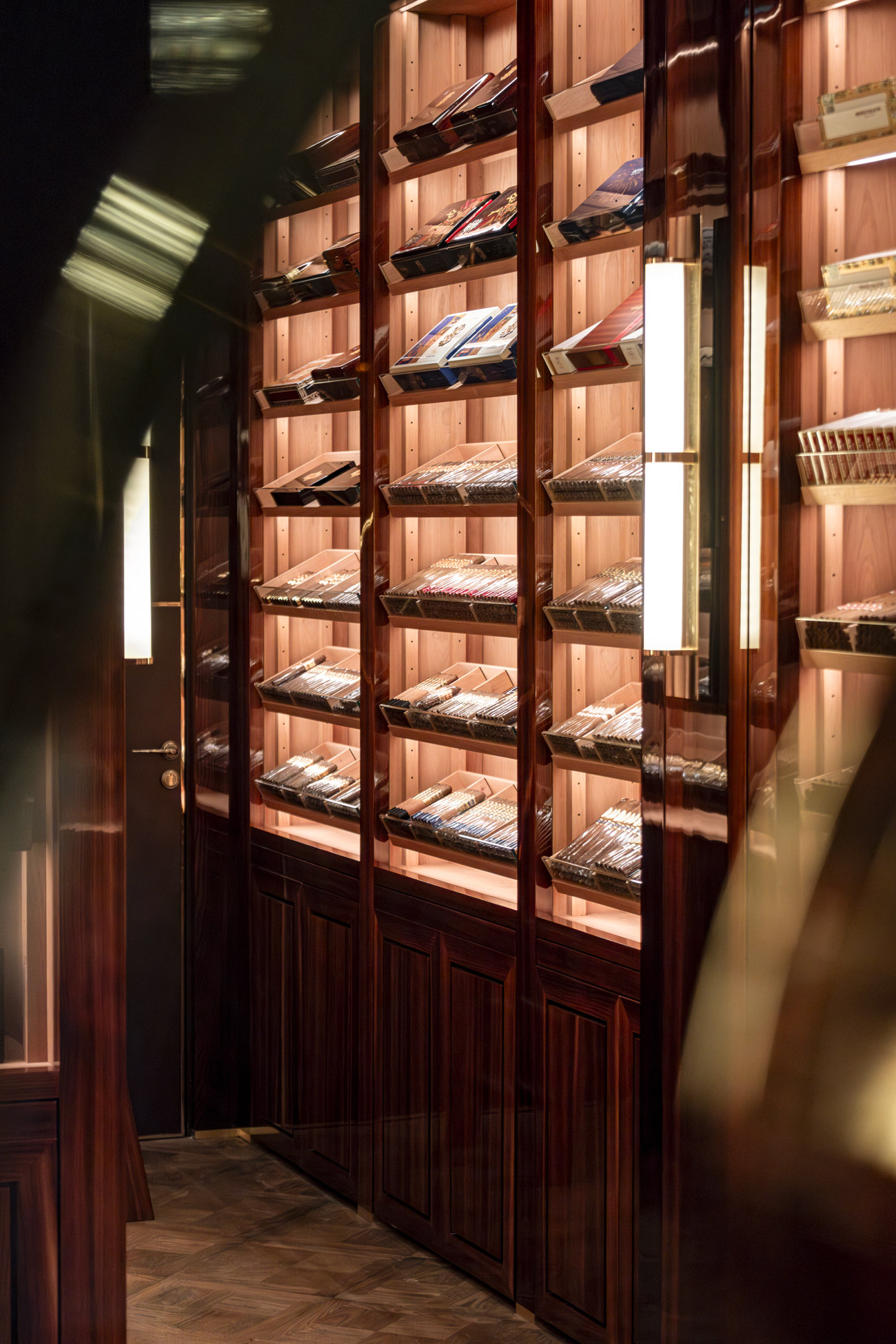 5moinard-betaille-monte-carlo-cigar-club.jpg Voyons voir design lumière lighting 