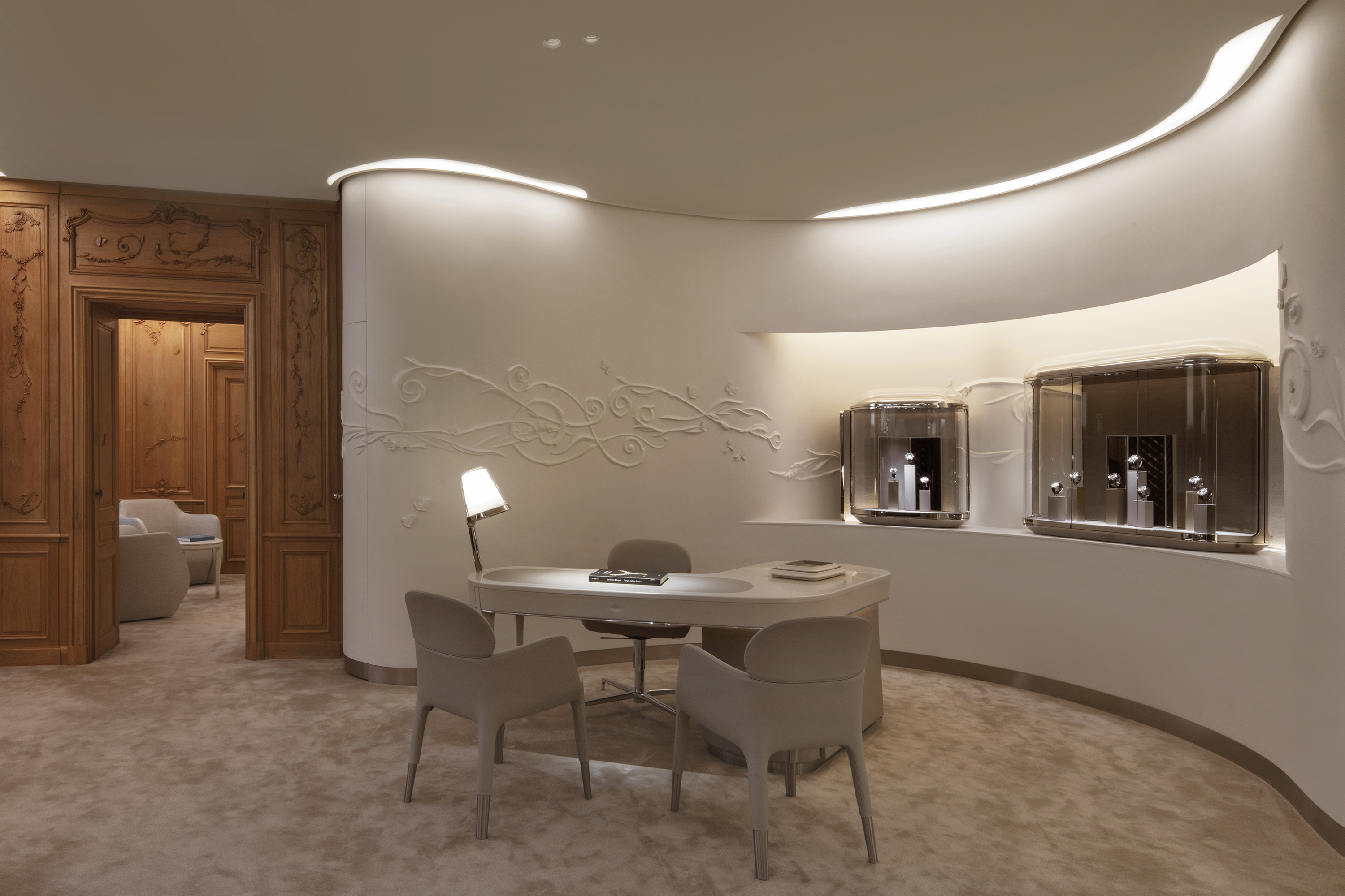 van-cleef-and-arpels-_22-24-vendome_jouin-manku_photo_eric-laignel_-39.jpg Voyons voir design lumière lighting 