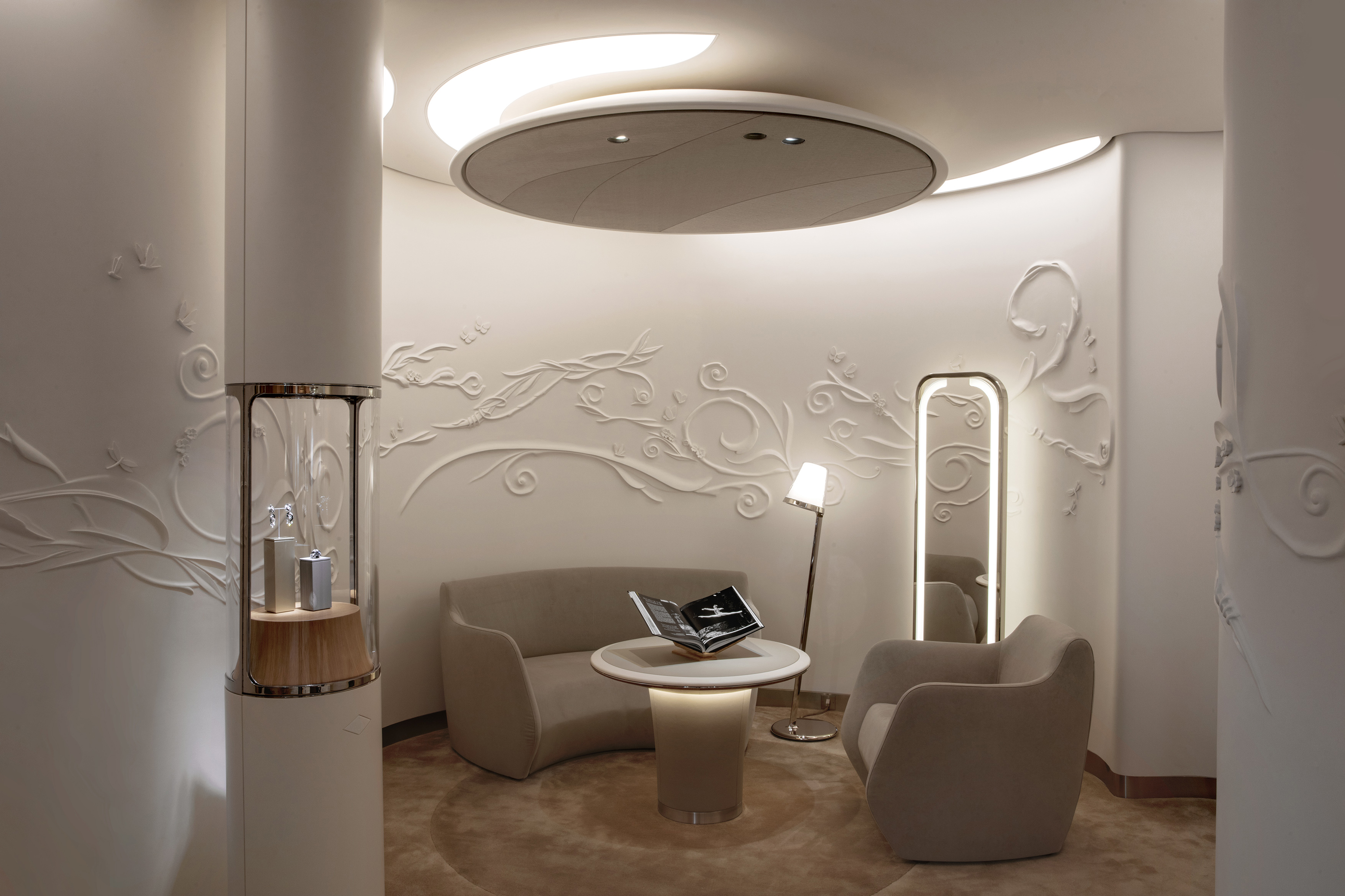 van-cleef-and-arpels-_22-24-vendome_jouin-manku_photo_eric-laignel_-61.jpg Voyons voir design lumière lighting 