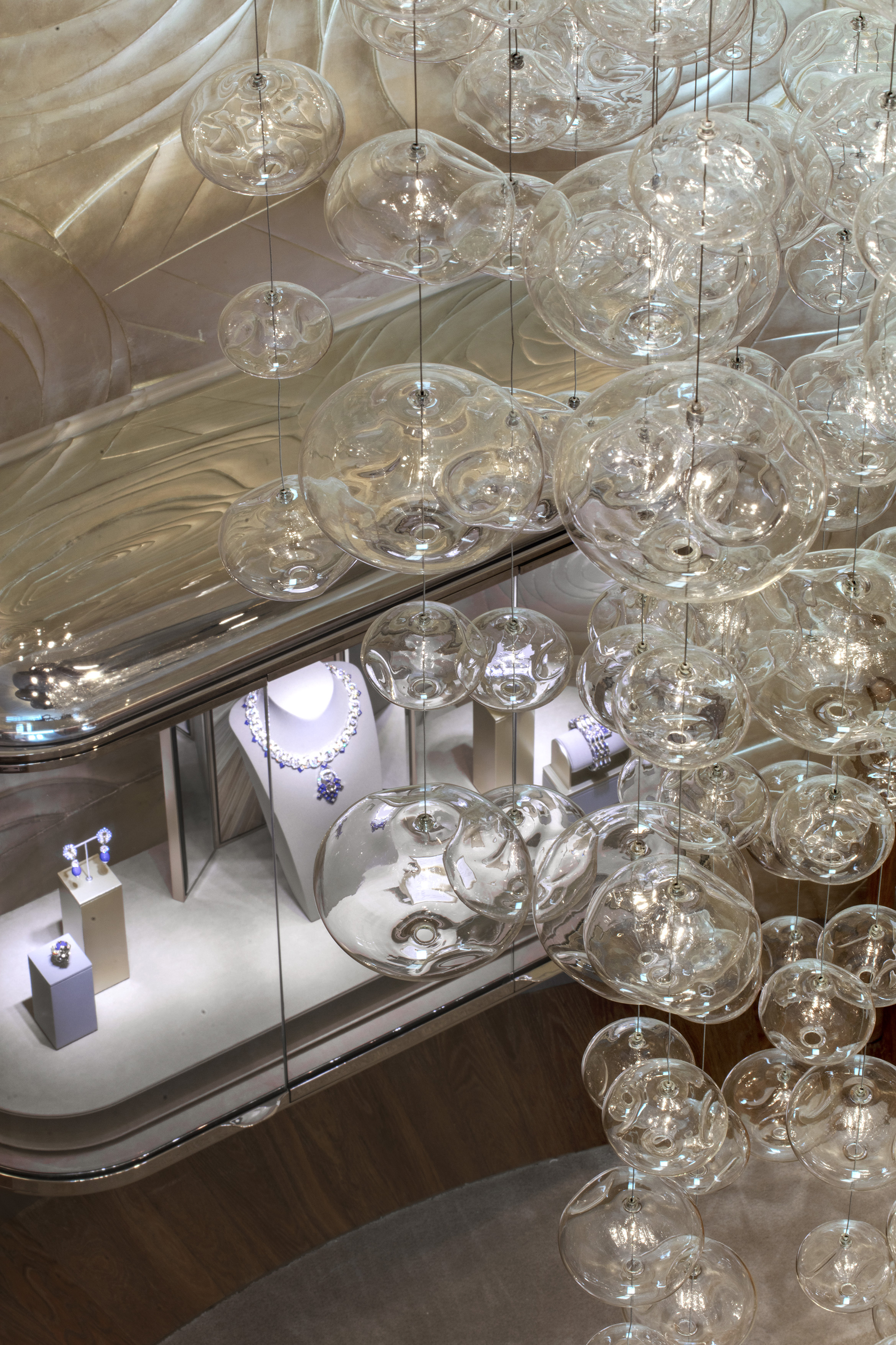 van-cleef-and-arpels-_22-24-vendome_jouin-manku_photo_eric-laignel_-15.jpg Voyons voir design lumière lighting 