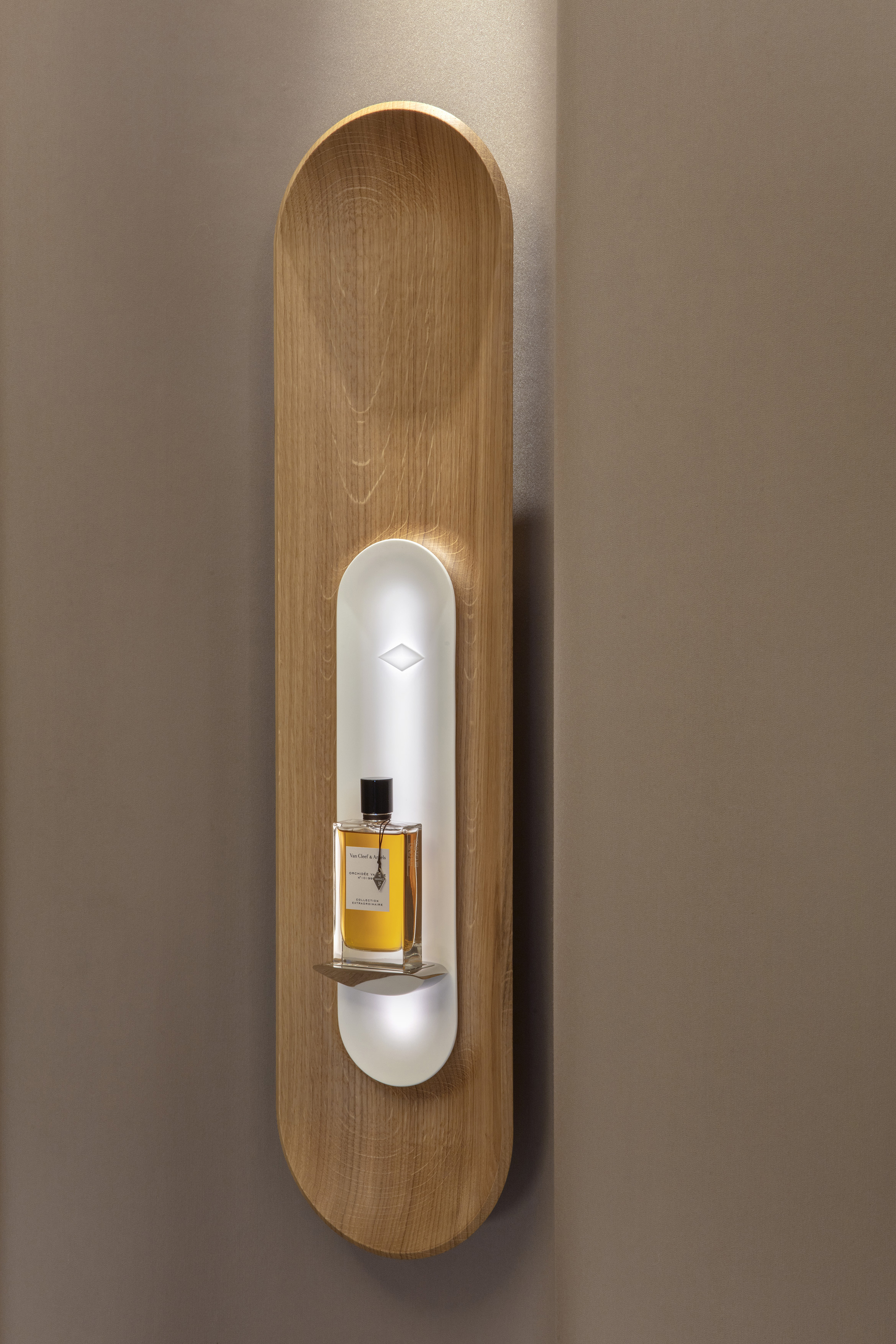 van-cleef-and-arpels-_22-24-vendome_jouin-manku_photo_eric-laignel_-208.jpg Voyons voir design lumière lighting 
