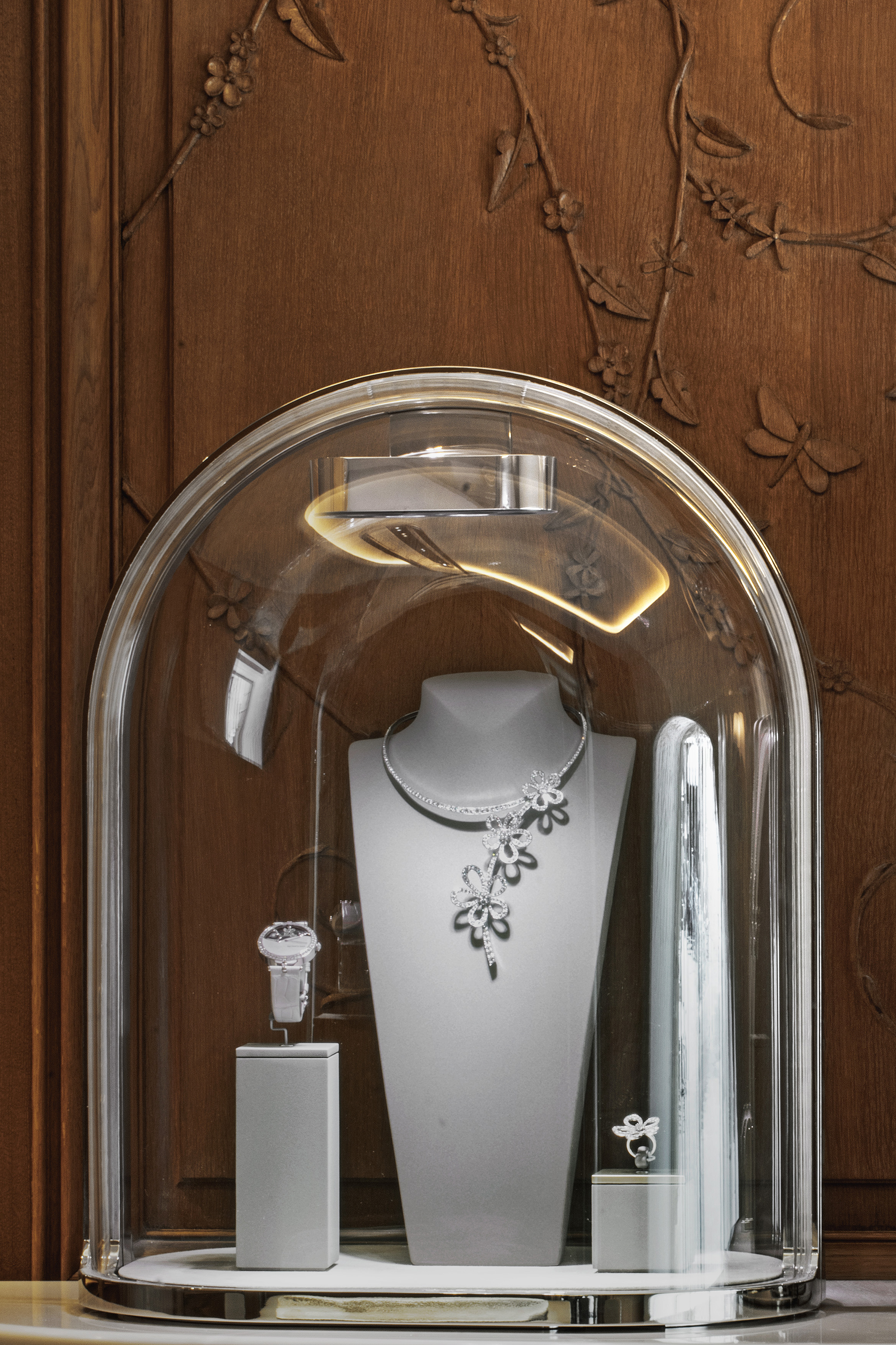 van-cleef-and-arpels-_22-24-vendome_jouin-manku_photo_eric-laignel_-101.jpg Voyons voir design lumière lighting 