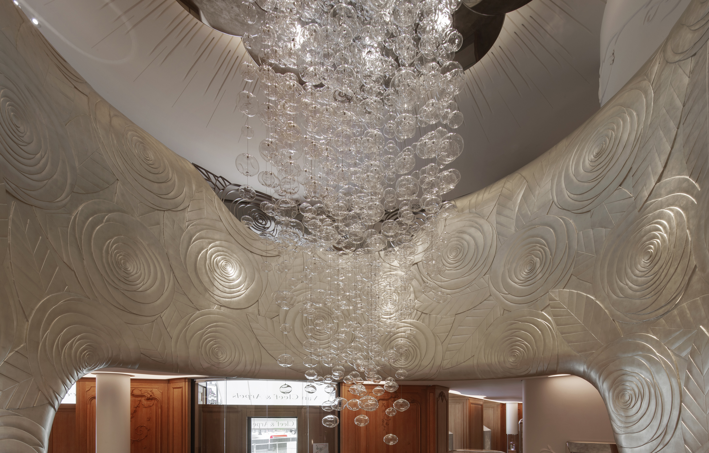 van-cleef-and-arpels-_22-24-vendome_jouin-manku_photo_eric-laignel_-19.jpg Voyons voir design lumière lighting 