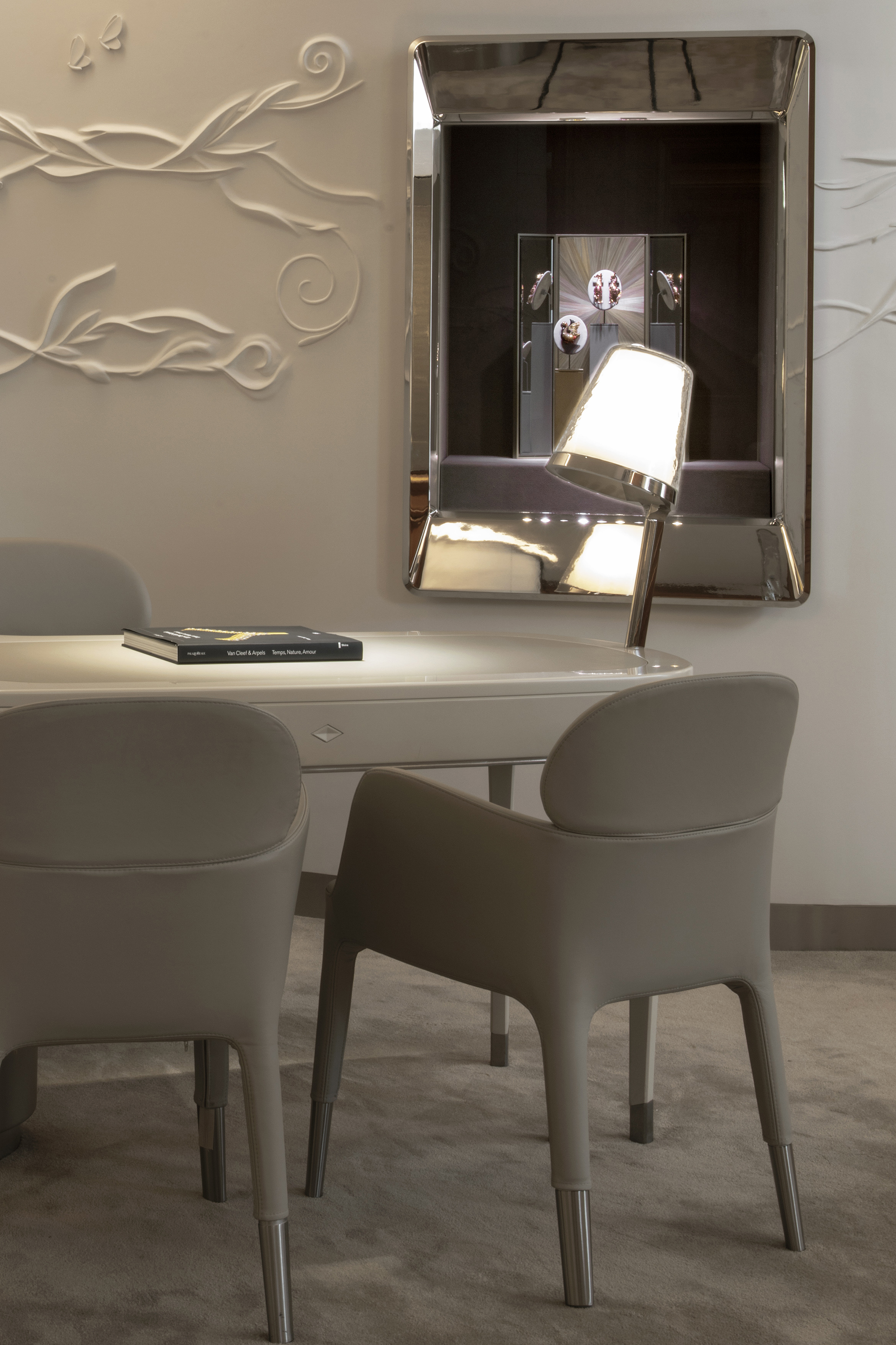 van-cleef-and-arpels-_22-24-vendome_jouin-manku_photo_eric-laignel_-37.jpg Voyons voir design lumière lighting 