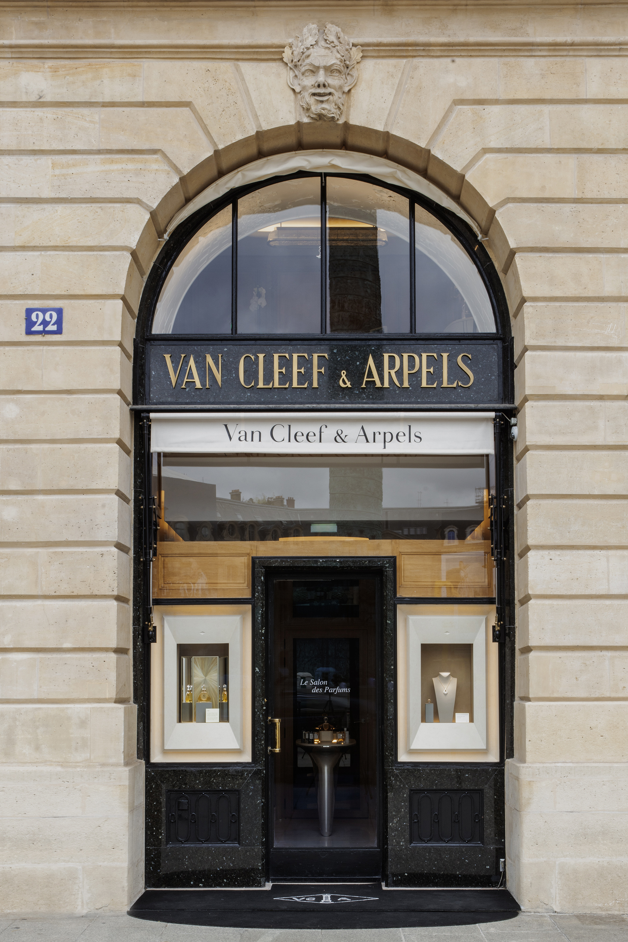 van-cleef-and-arpels-_22-24-vendome_jouin-manku_photo_eric-laignel_-1.jpg Voyons voir design lumière lighting 