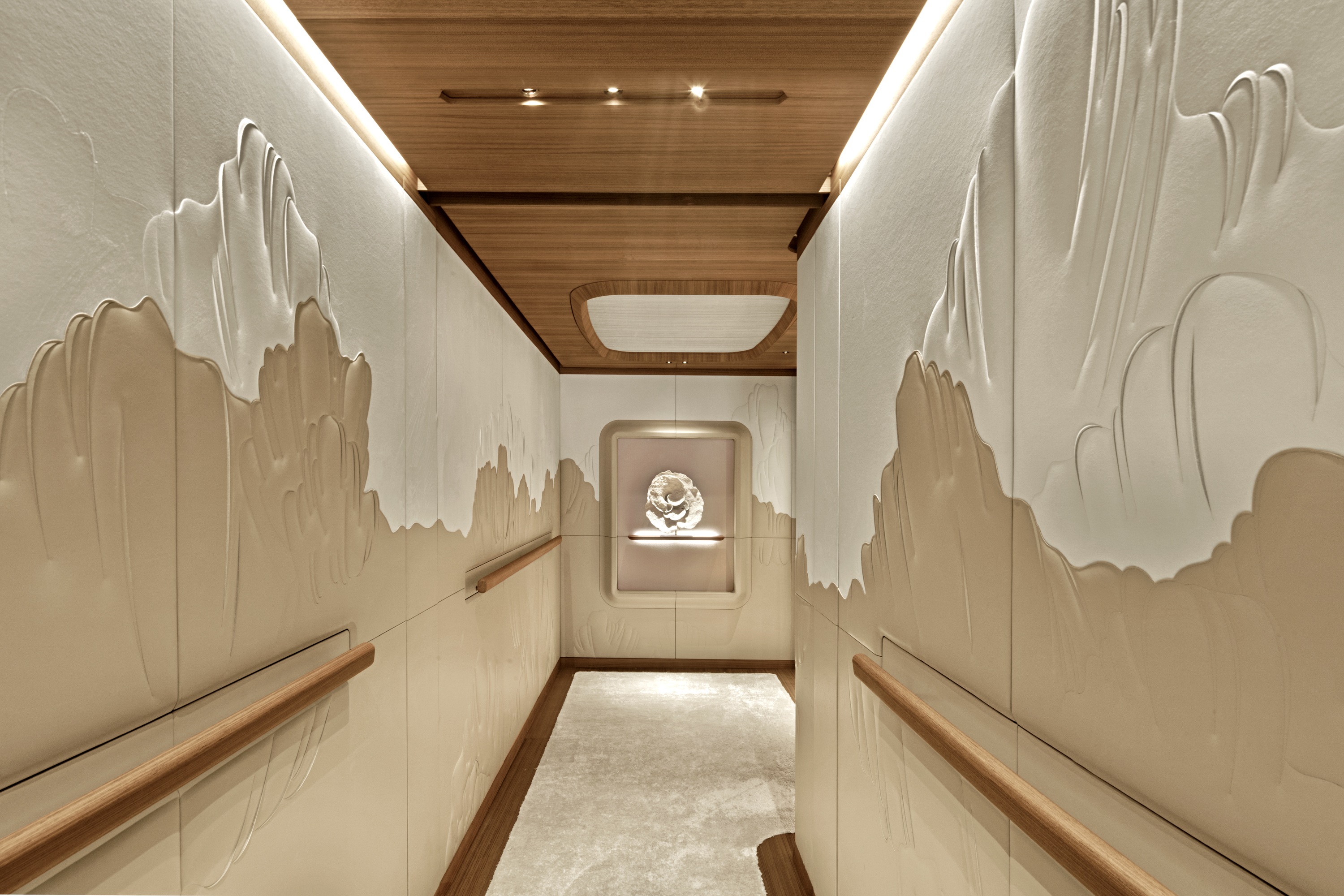 kensho-corridor-interior-design-by-jouin-manku_leather-artwork-helen-amy-murray-eric-laignel-1.jpg Voyons voir design lumière lighting 